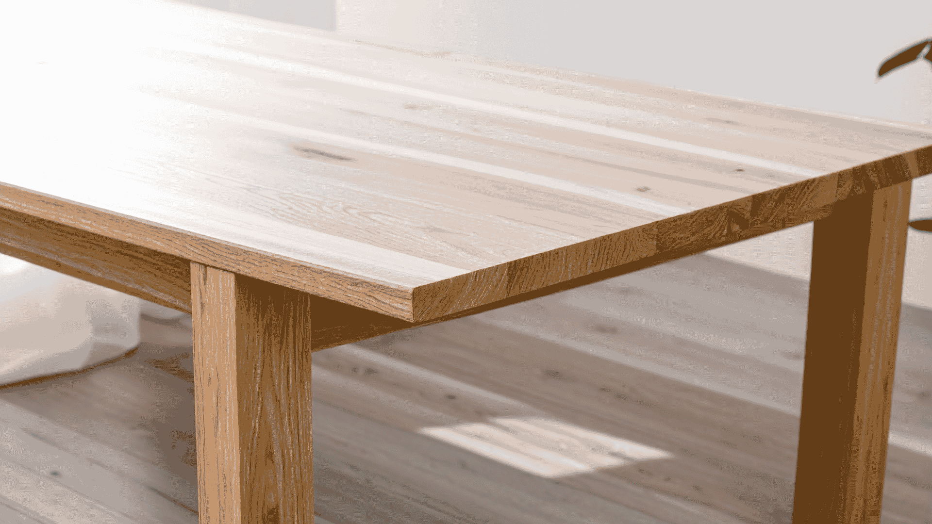 Tavolo in legno naturale